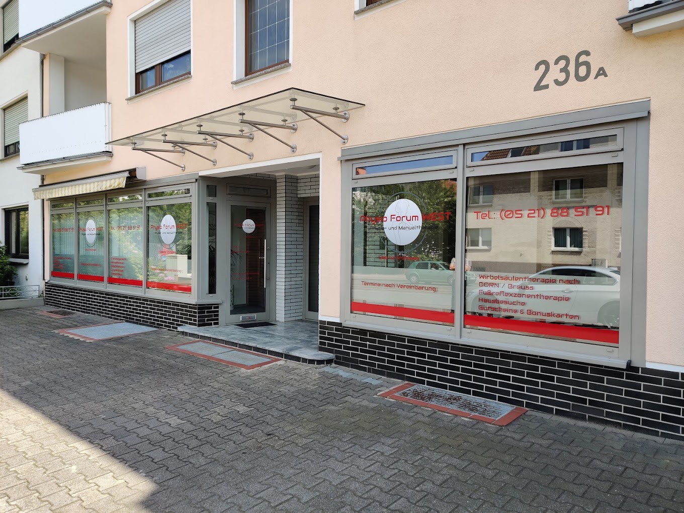 Eingang der Praxis Physio Forum West in der Jöllenbecker Straße 236a